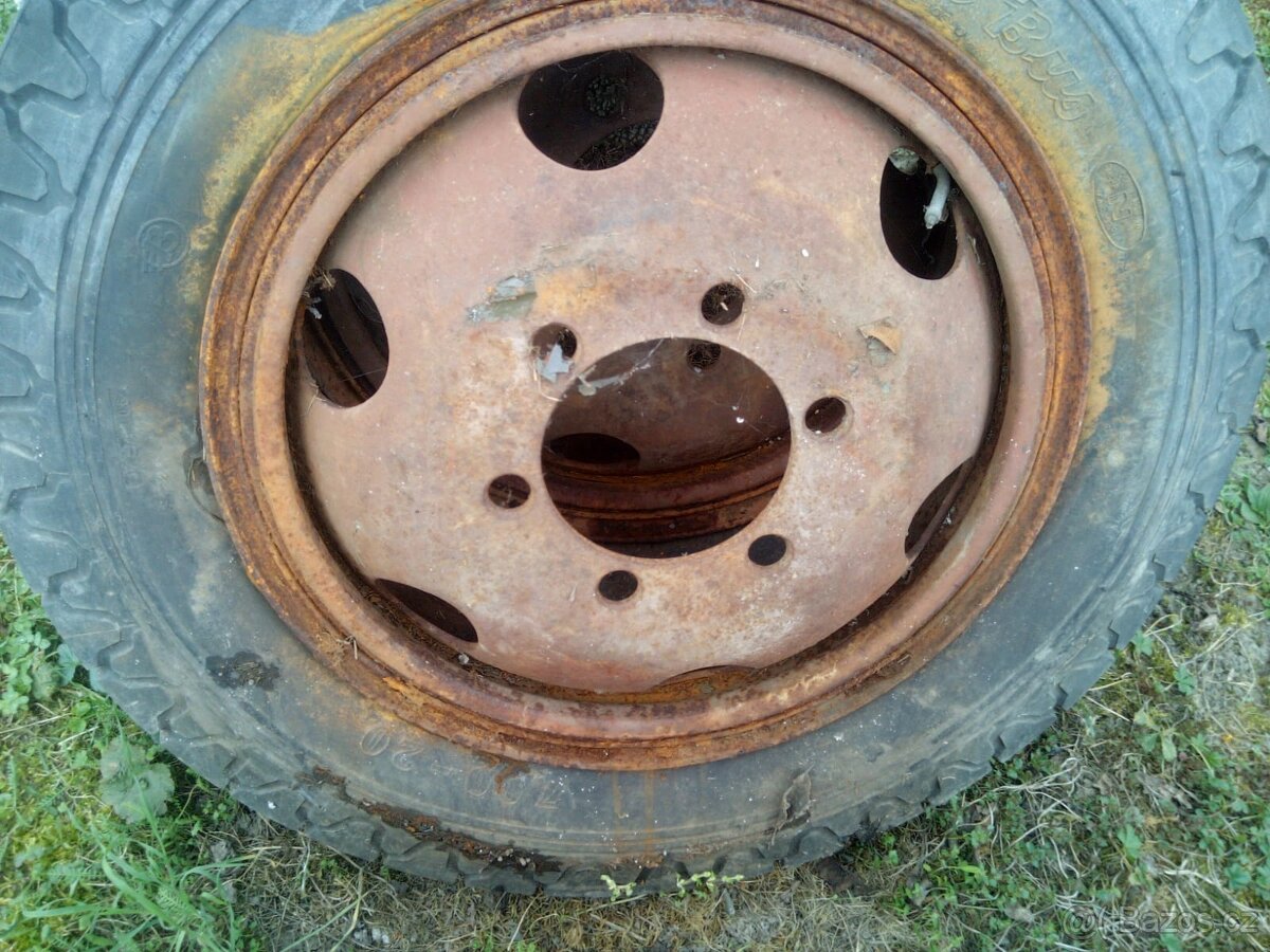 Kola na káru za traktor