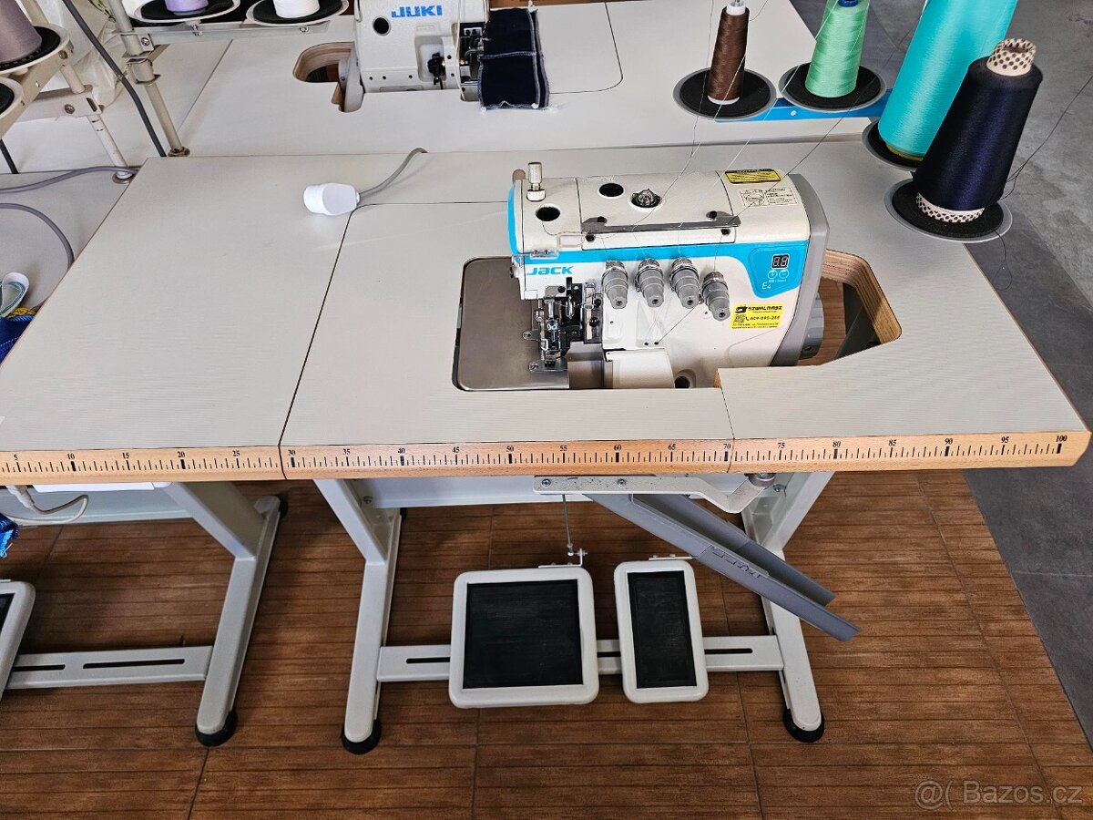 Overlock JACK E4 – 4nitný šicí stroj.