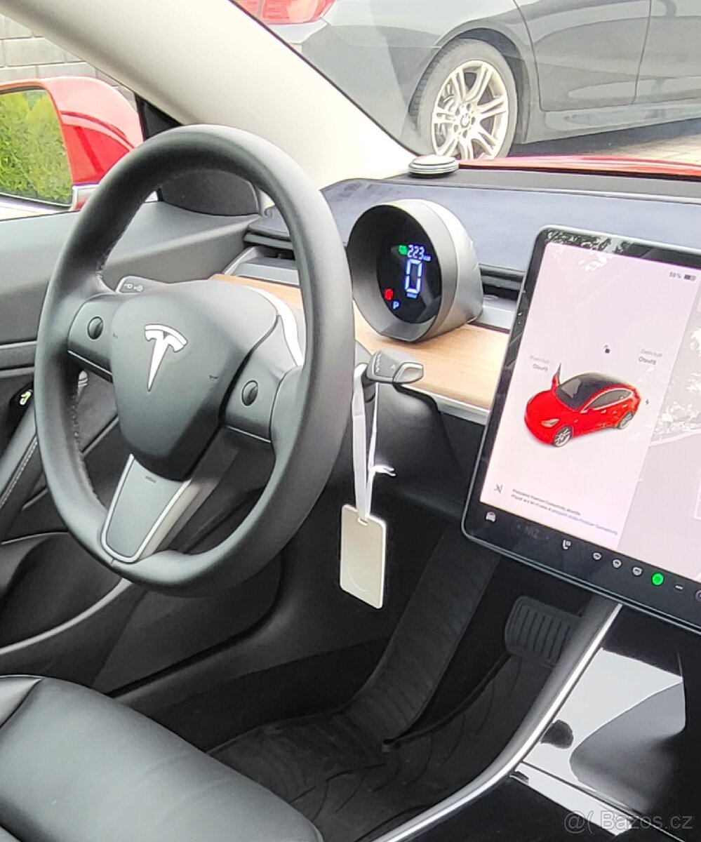 Přídavný tachometr pro Tesla model 3