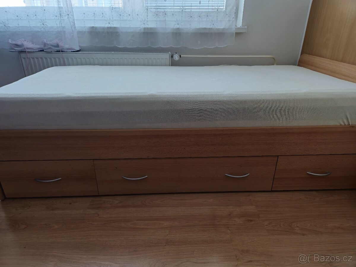 Postel s uložným prostorem a matrací