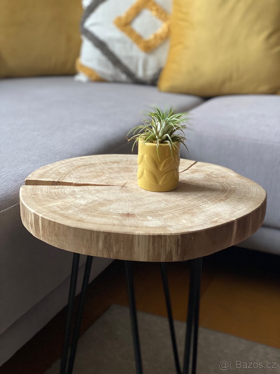 Designovy dubový stolek na kovových nozkach