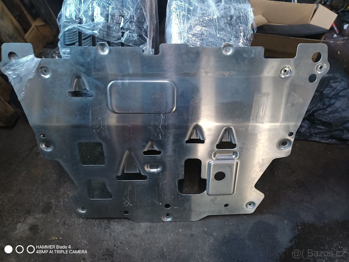 Volvo plech pod motor