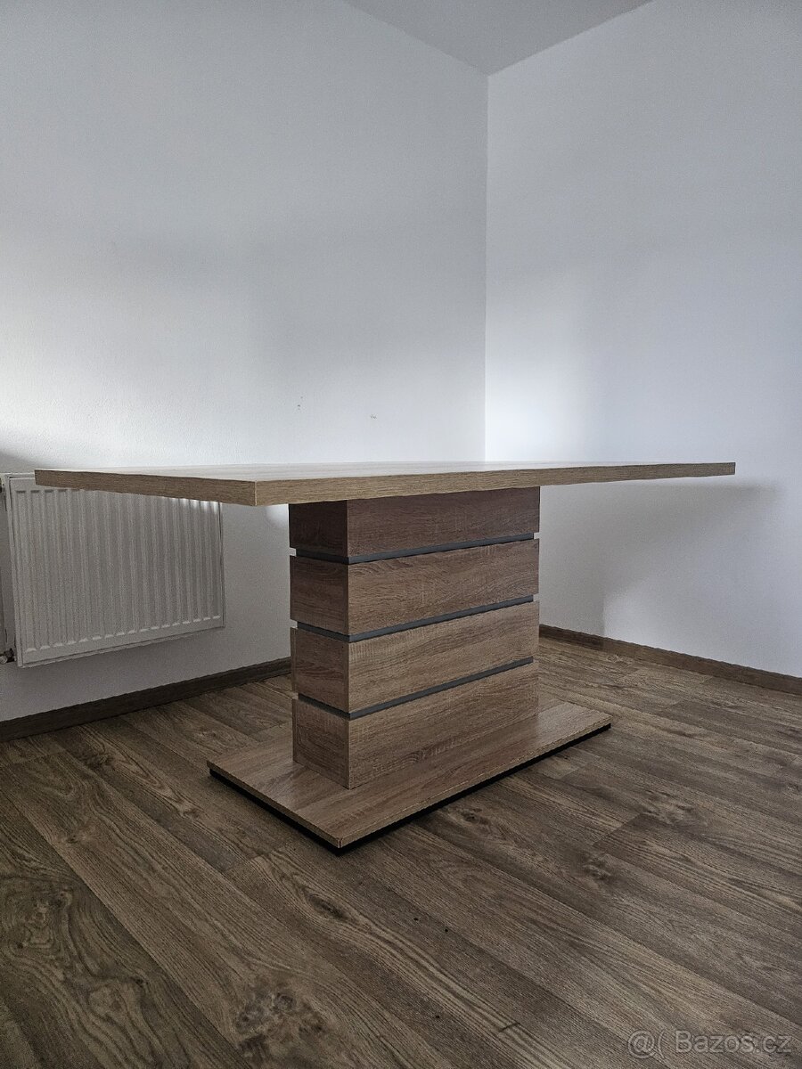 Jídelní stůl