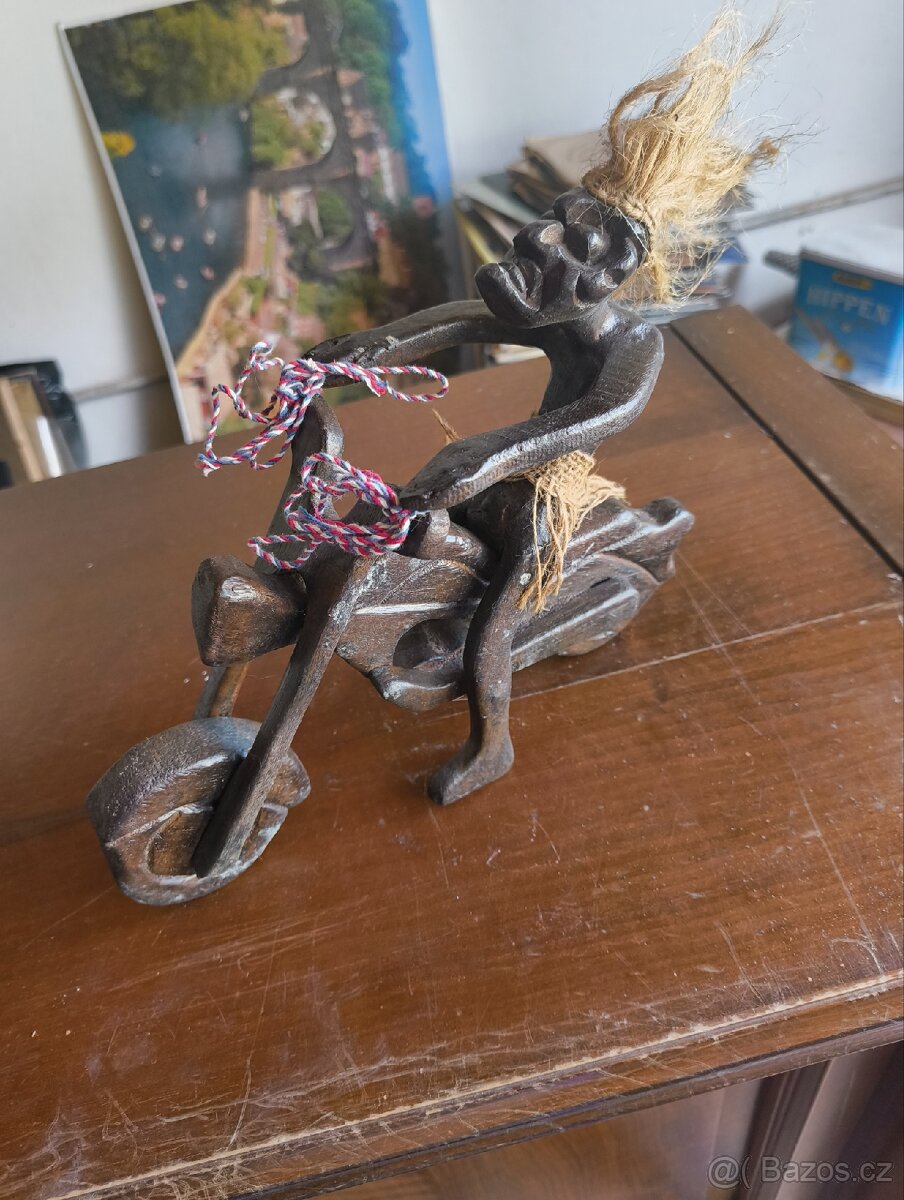 Dřevěná soška motorkáře