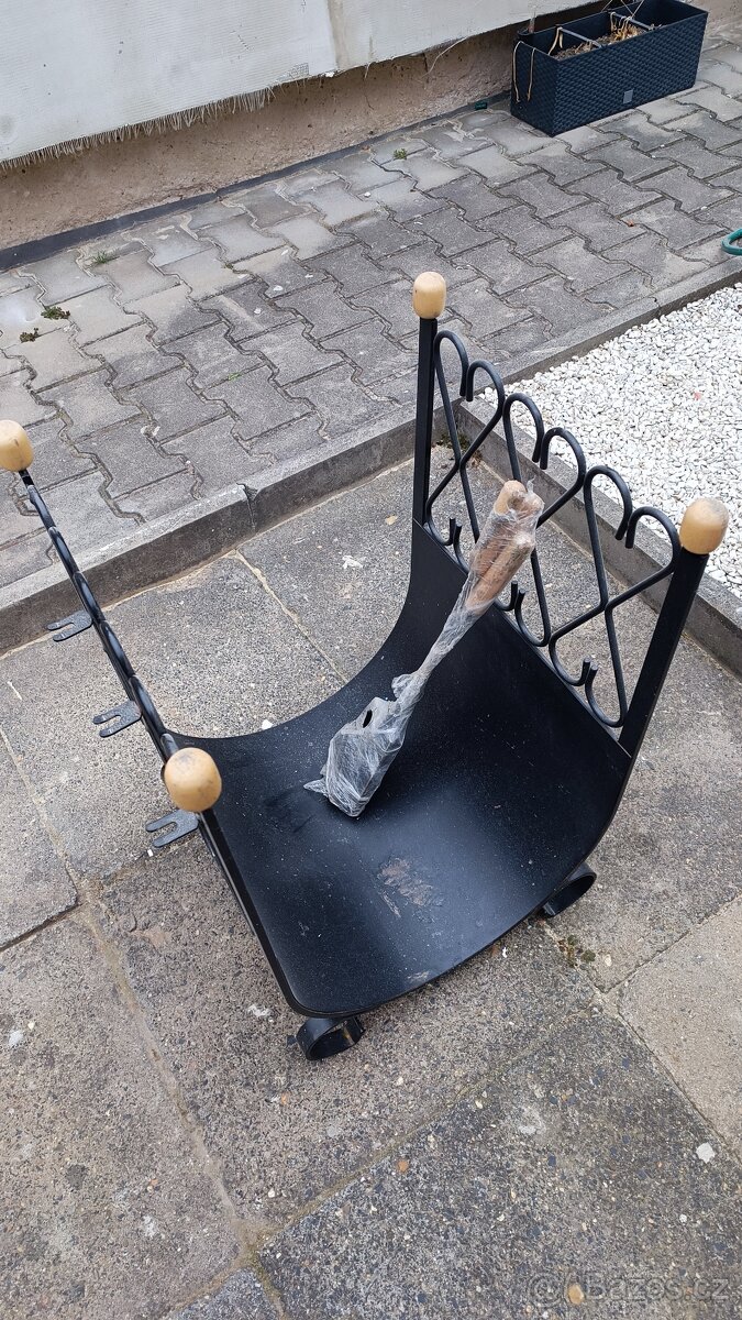 Stojan na dřevo