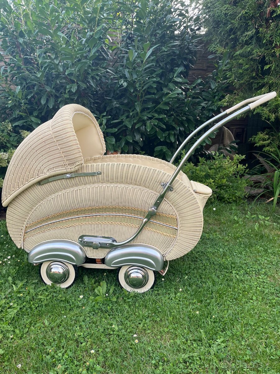 Retro kočárek pro miminko č. 909