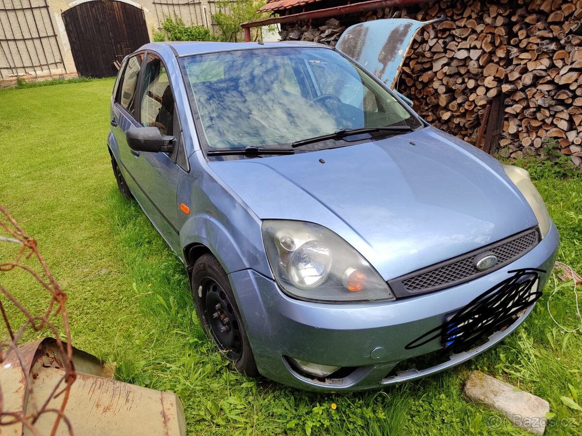 Prodám bouraný Ford fiesta 2004 1.25 na ND