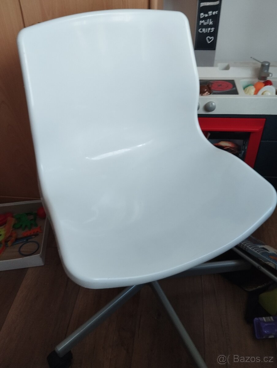 Dětská otočná  plastová bílá židle