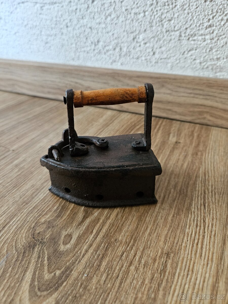 Stará litinová mini žehlička