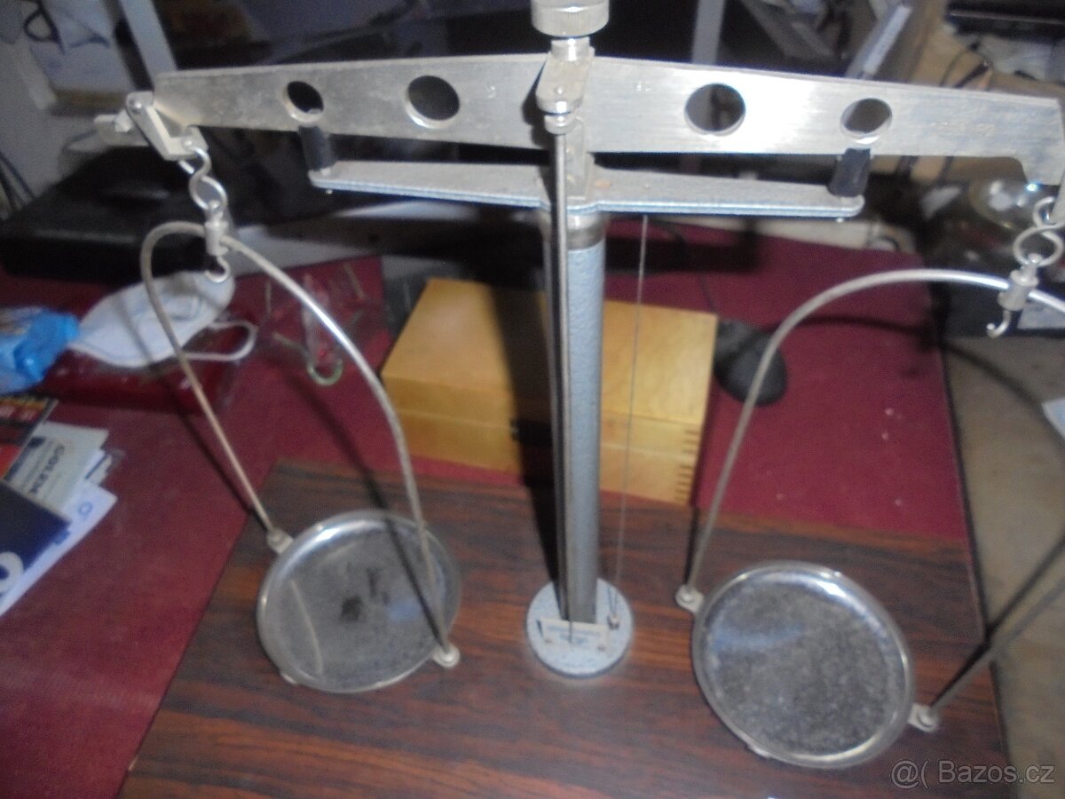 Prodám staré laboratorní váhy plus závaží.