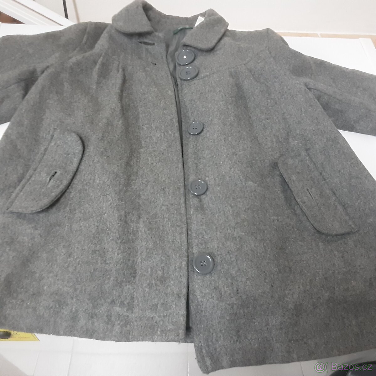 Různé kabátky bundy atd