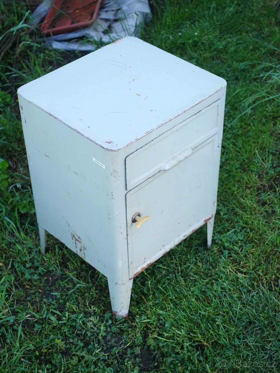 plechová retro skřínka