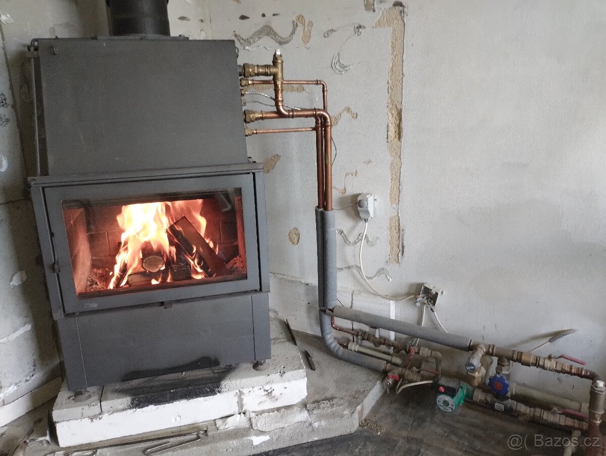 Krbová vložka s teplovodním výměníkem