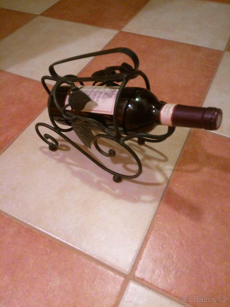 Kovaný stojan na víno