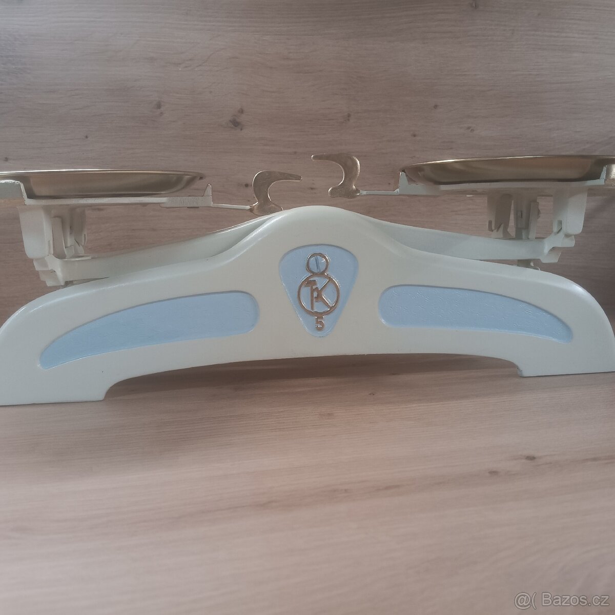 Staré kuchyňské váhy krémové