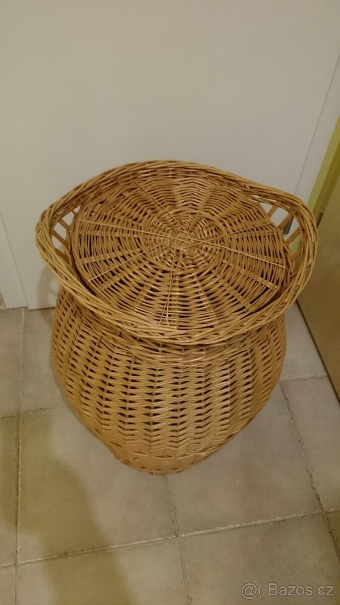 Proutěný koš velký.