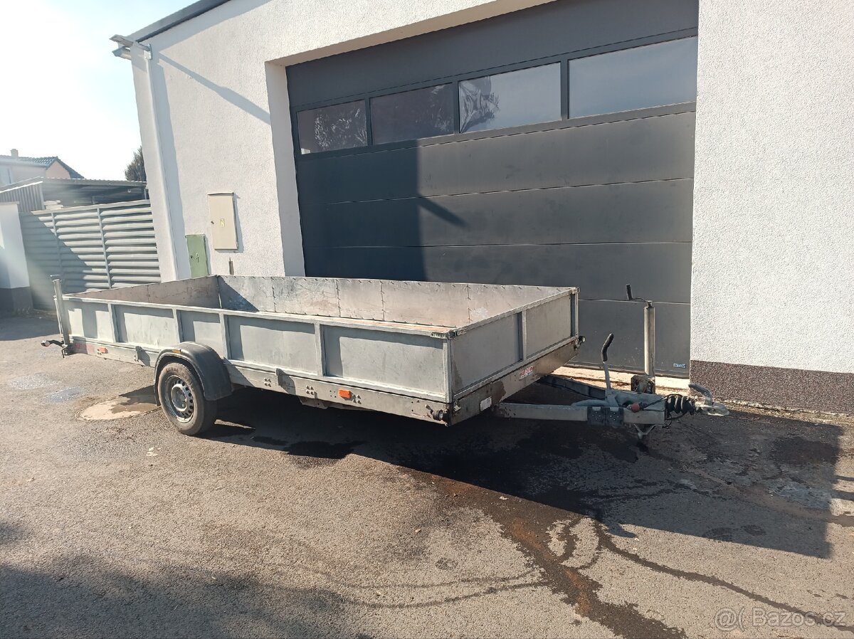 Přívěs Agados 1300 kg.