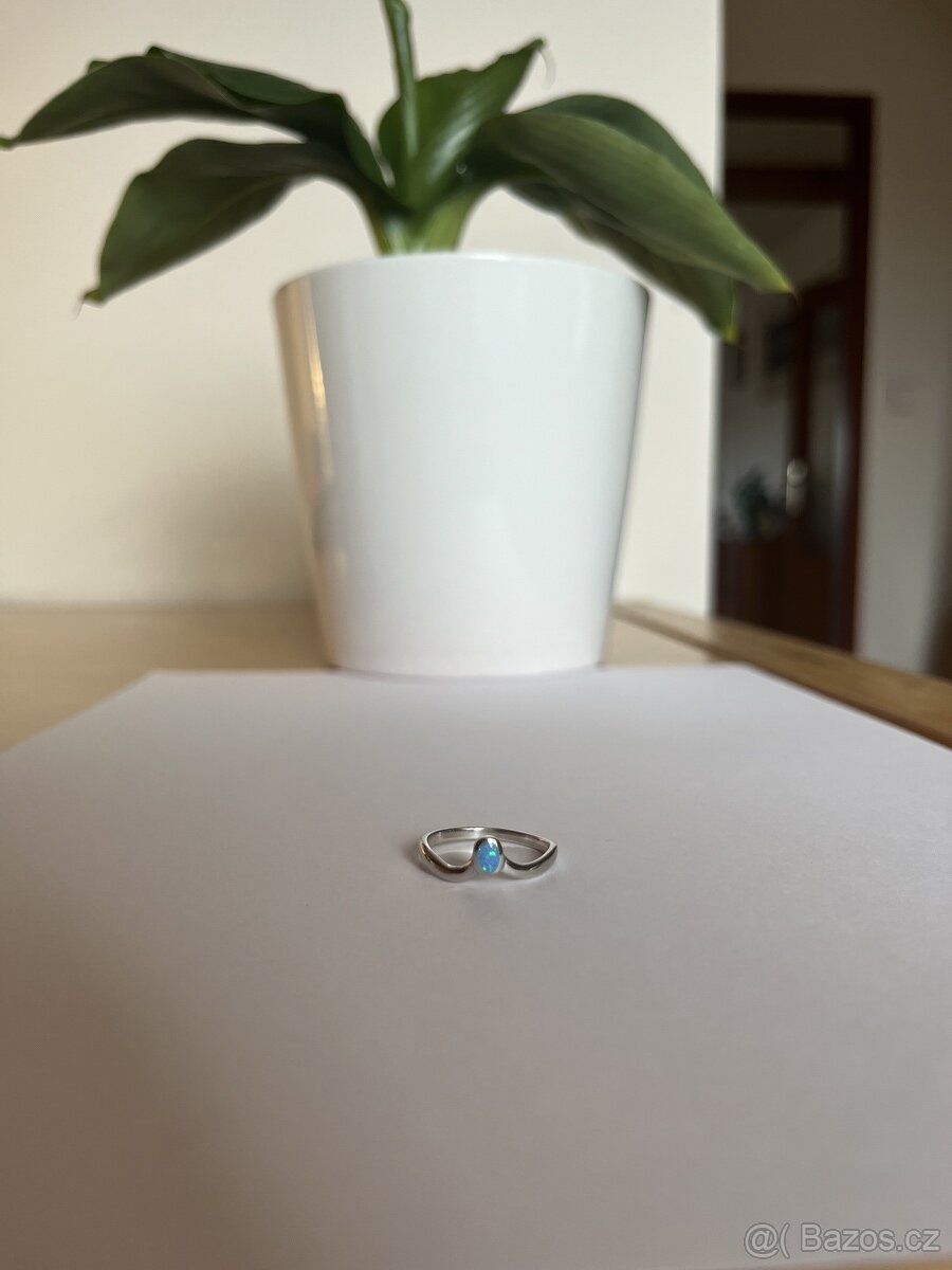 stříbrný prsten s opálem