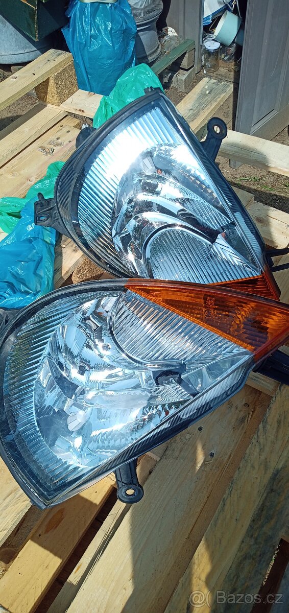 Ford Ka 99-08, přední světlomety, zadní lampy