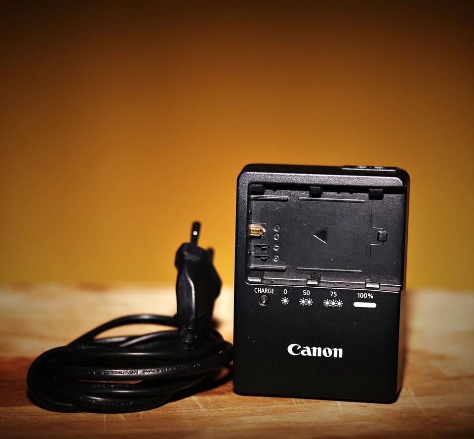 Nabíječka Canon LC-E6E