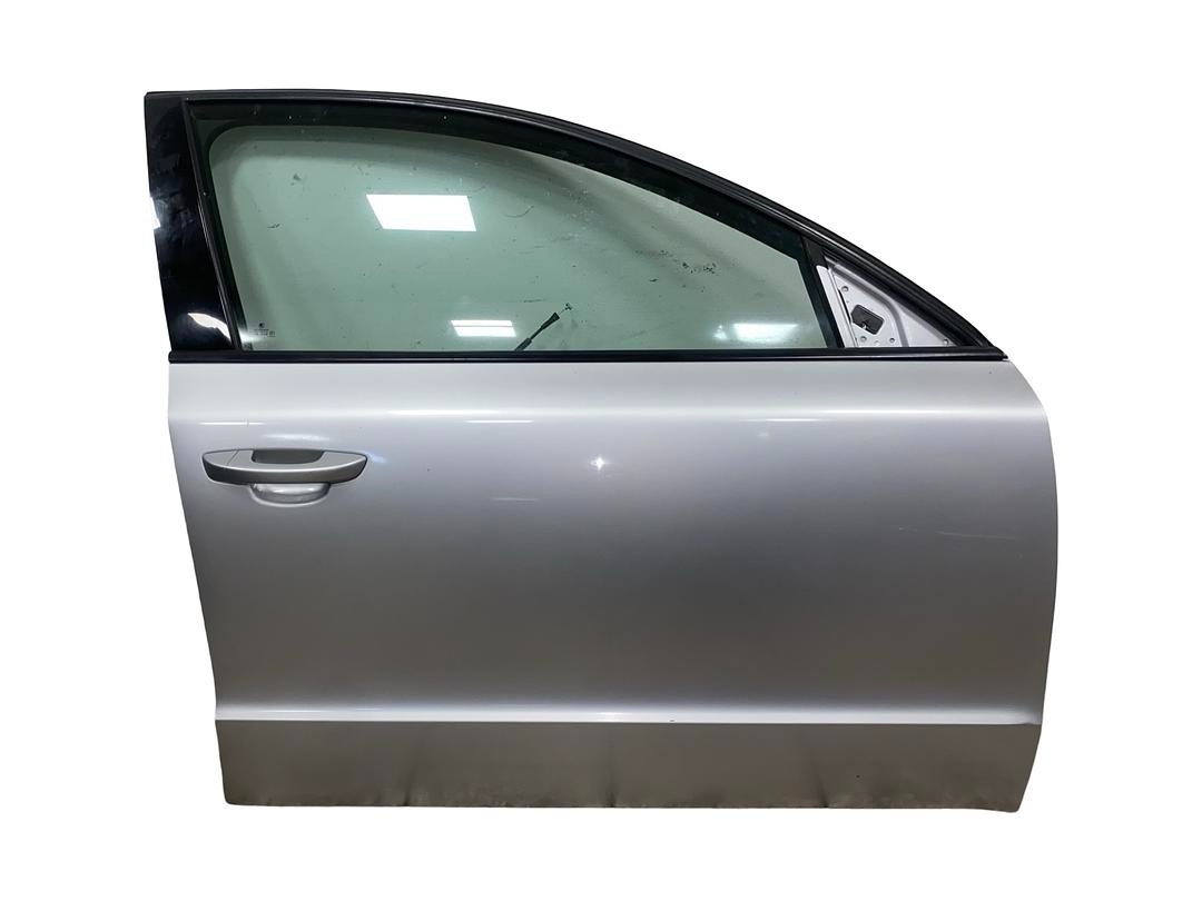 Pravé přední dveře stříbrná LA7W Škoda Superb 2 r.v. 2012