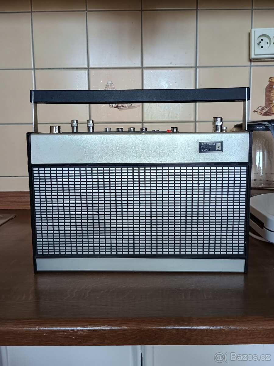 Staré přenosné rádio tranzistorák Stern Elite 2001