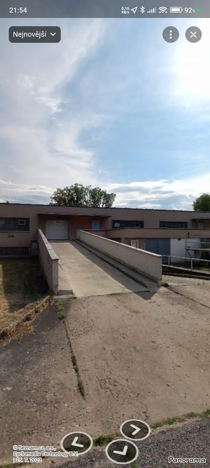 Pronájem poloviny uzavřené garážové kóje