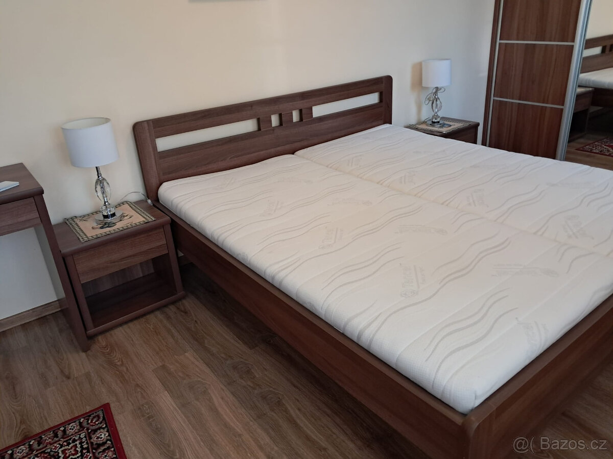 Ložnice: postel s rošty, noční stolky, komoda, toaletní stlk