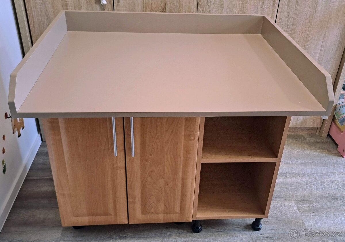 Přebalovací pult s komodou