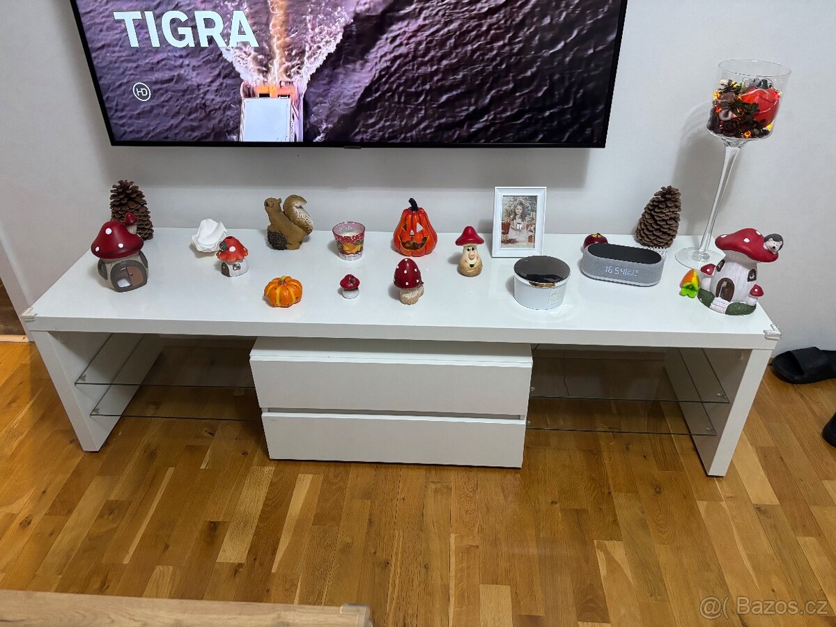 Televizní stolek.