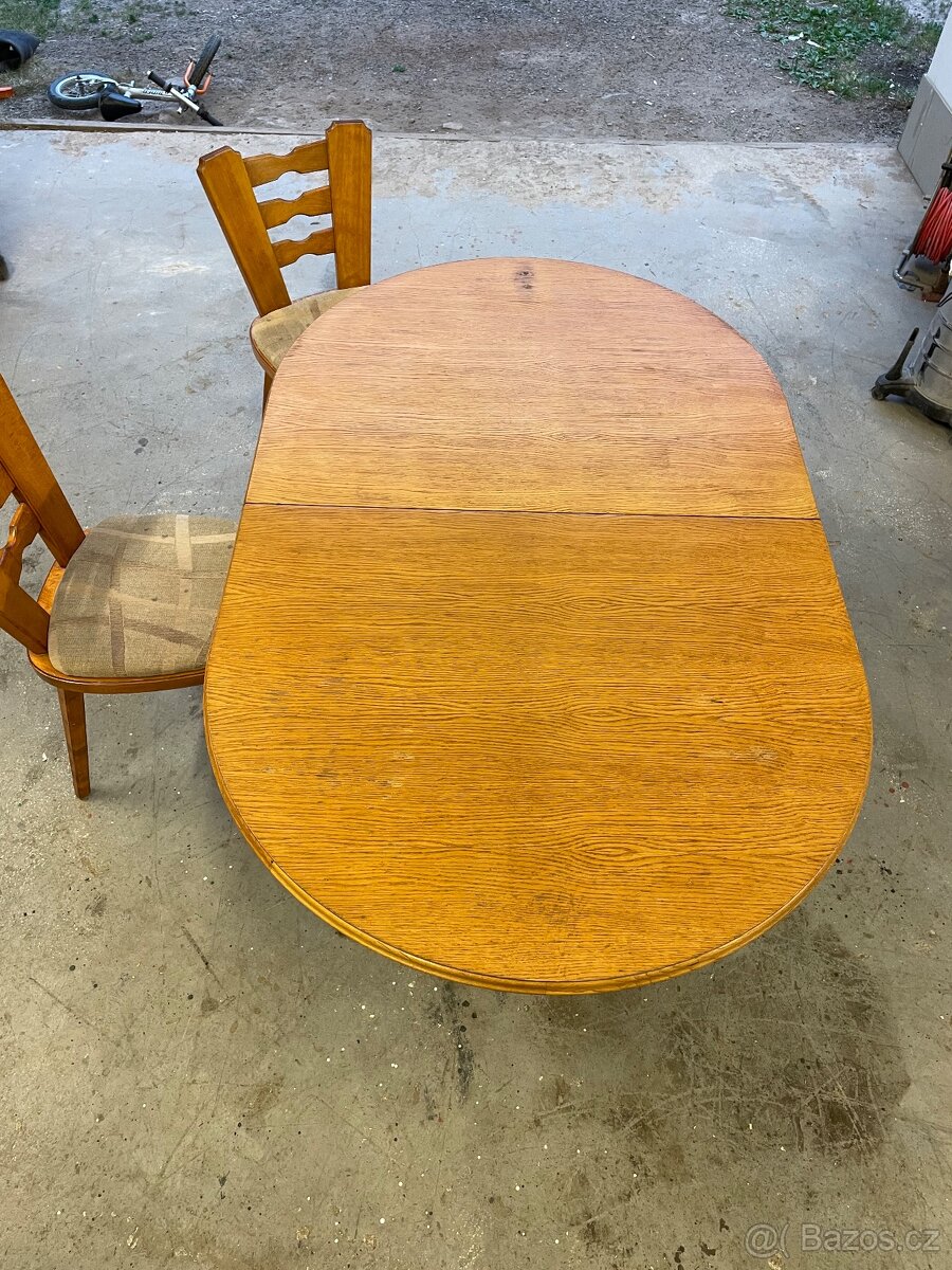 Prodám jídelní stůl se židlemi