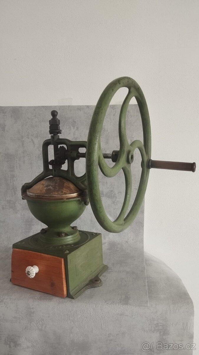 Obrovský mlýnek IDEAL s rumpalem, starožitnost  dnes sleva