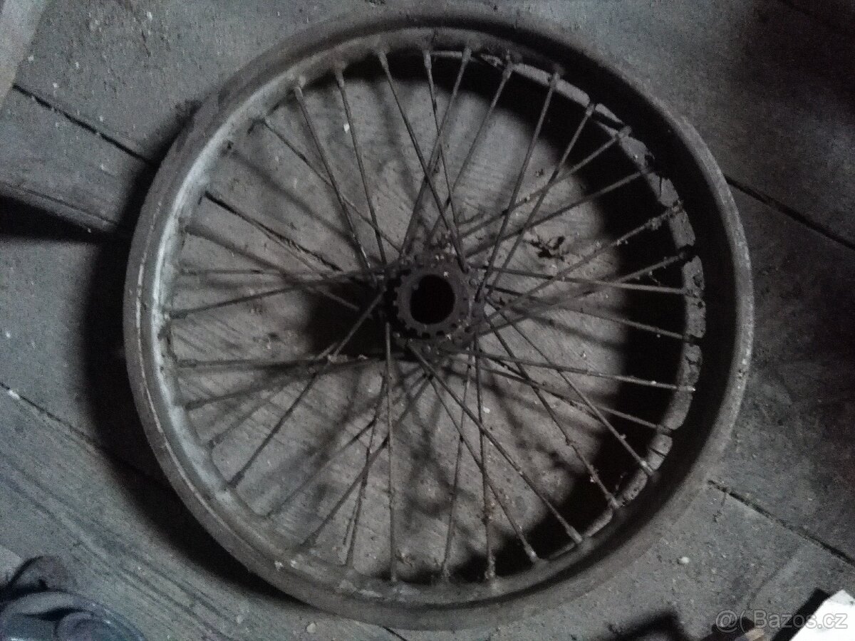 Zadní kolo Jawa pérák komunista