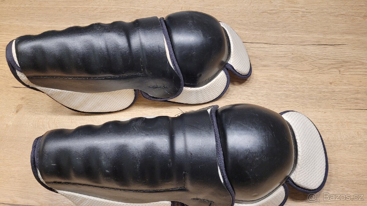 Hokejové chrániče holeně a kolen