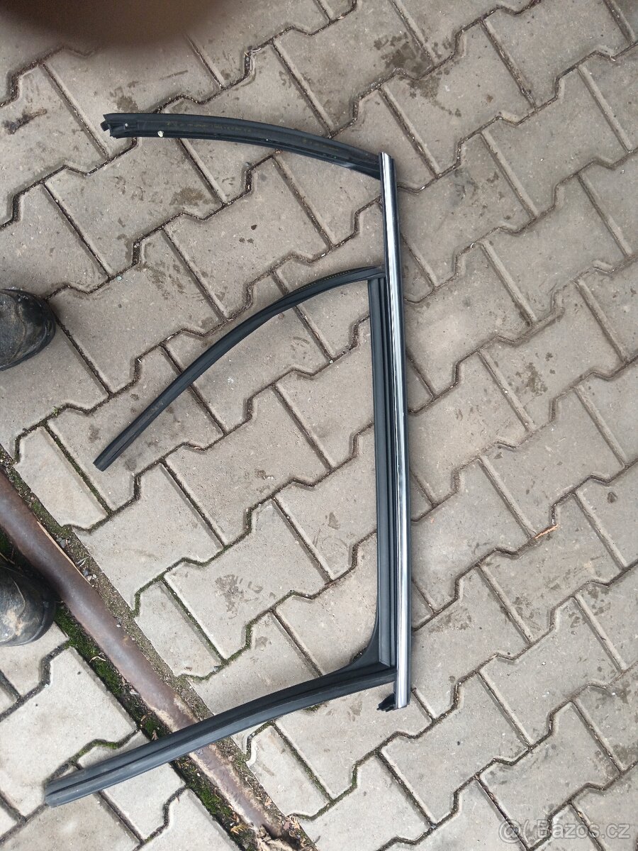 Chromové listy dveří škoda Octavia 3