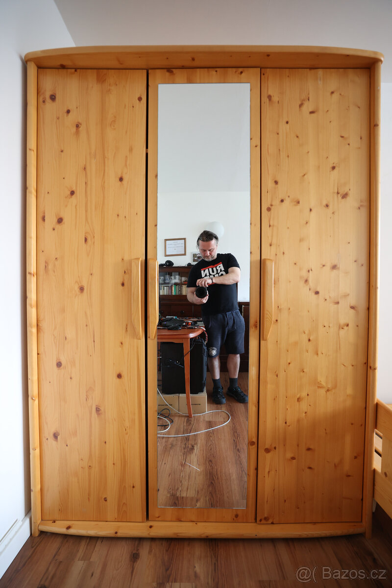 Dřevěná skříň z masivu, původní cena 50 000,-.