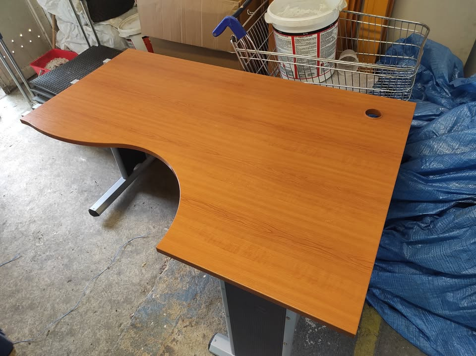 Rohový kancelářský stůl