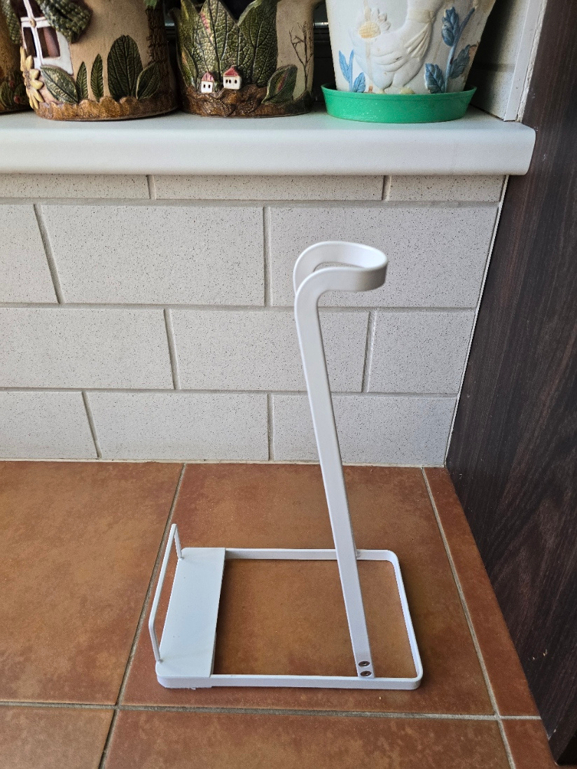 Kovový stojan pro tyčkový vysavač