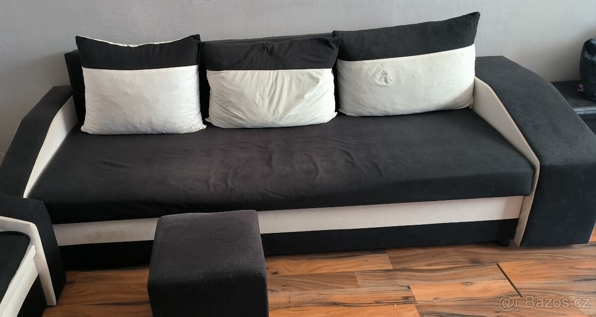 Sedačka a komoda se skleníkem