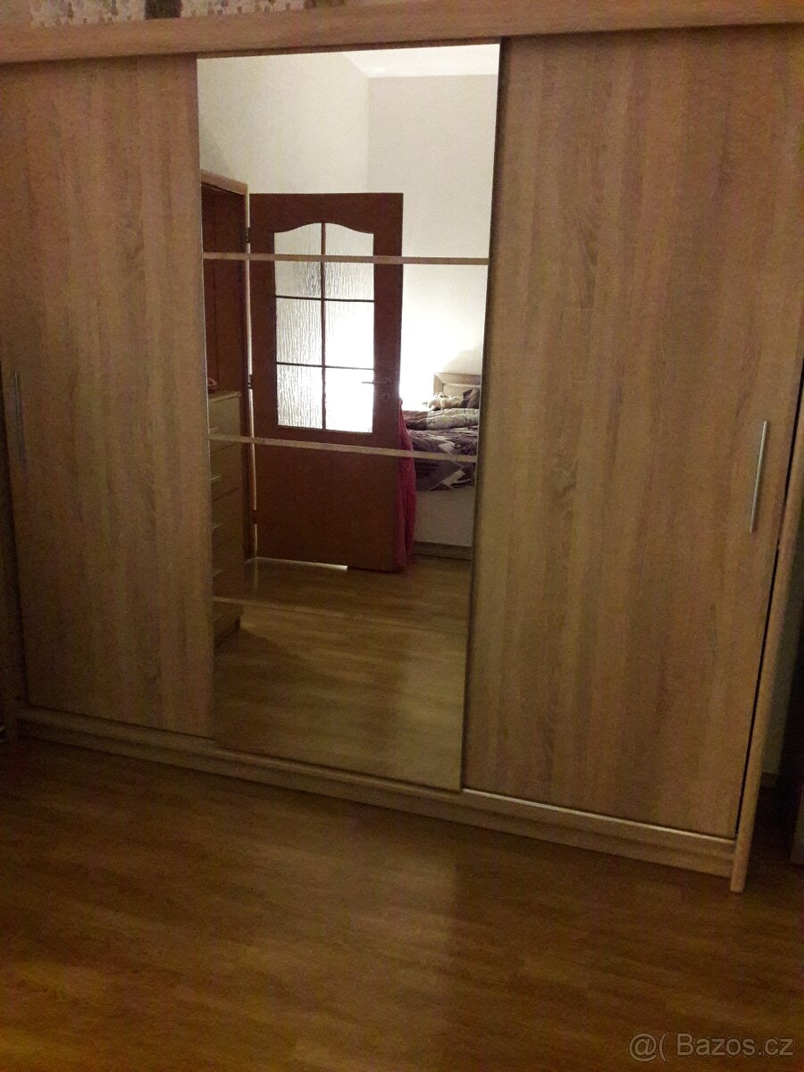 Velká šatní skříň