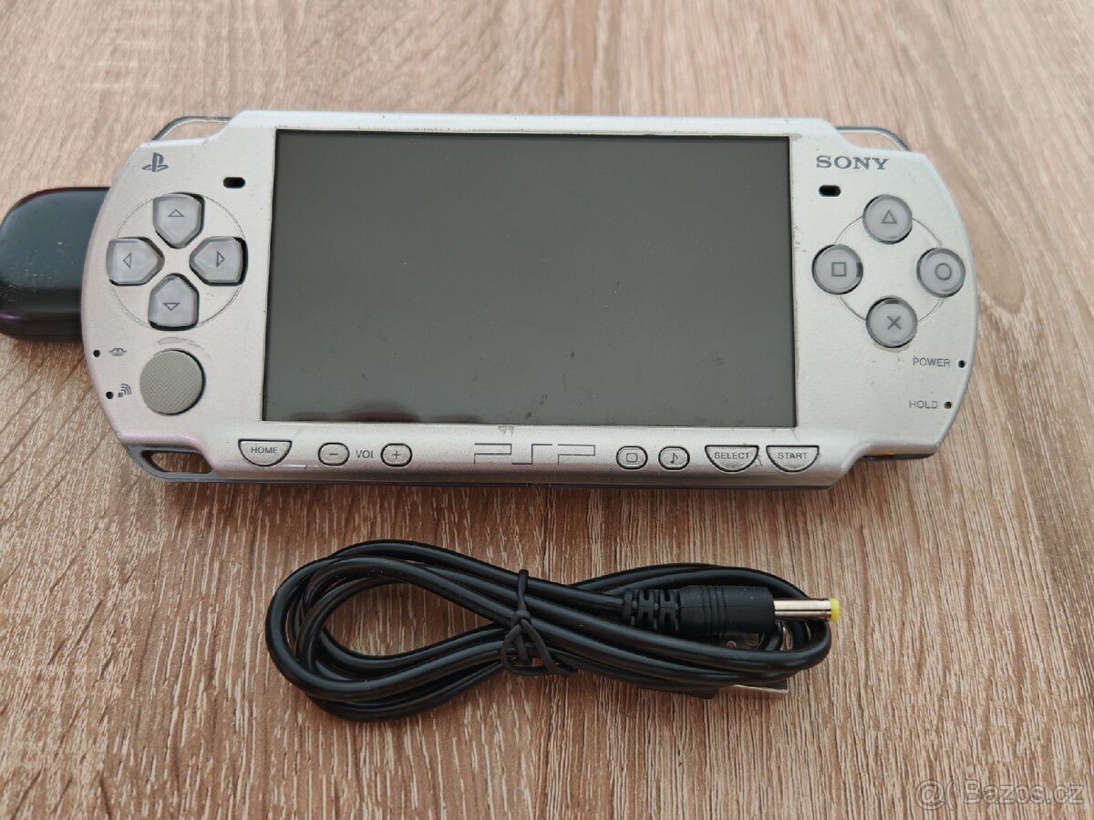 PlayStation psp 2004 stříbrná