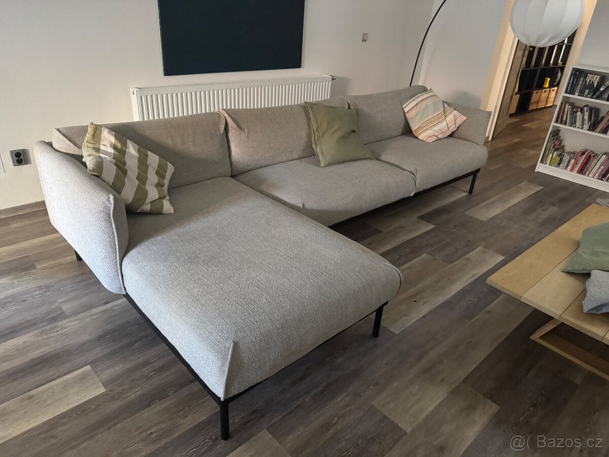ÄPPLARYD 4místná pohovka s lenoškou, světle šedá