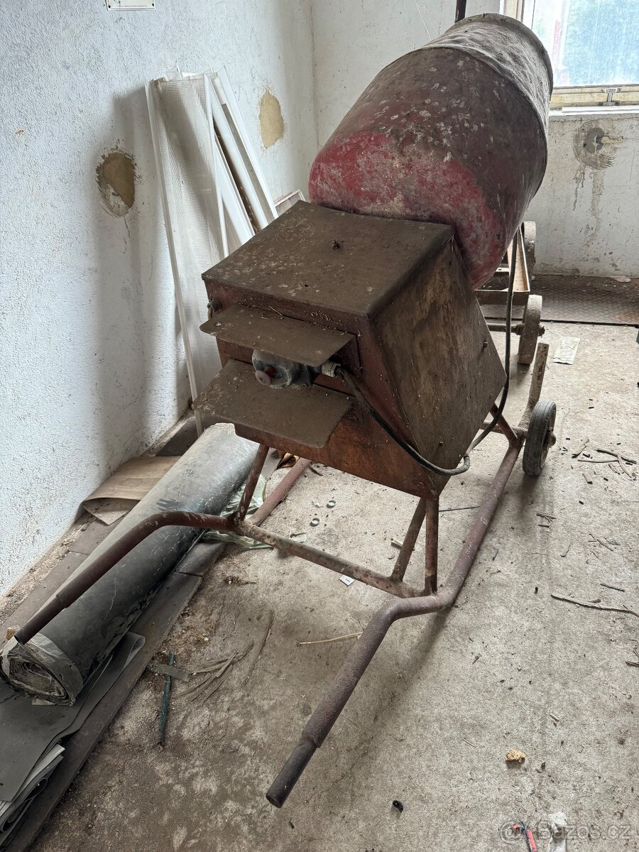 Starší míchačka na beton