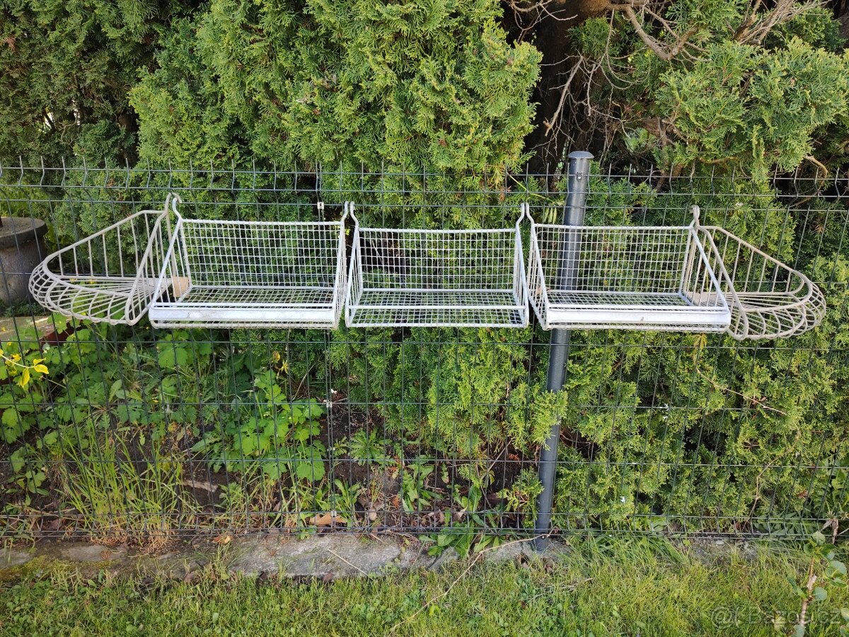 Závěsné poličky-truhlíky na zábradlí, plot - pozink ocel