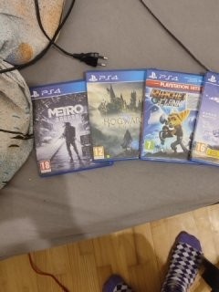 PS4 PRO 1tb + 4 hry