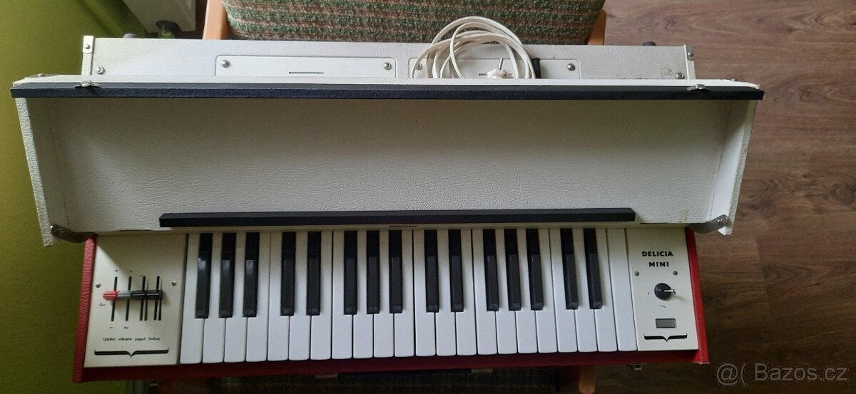 Retro elektrické varhany se stojánkem.