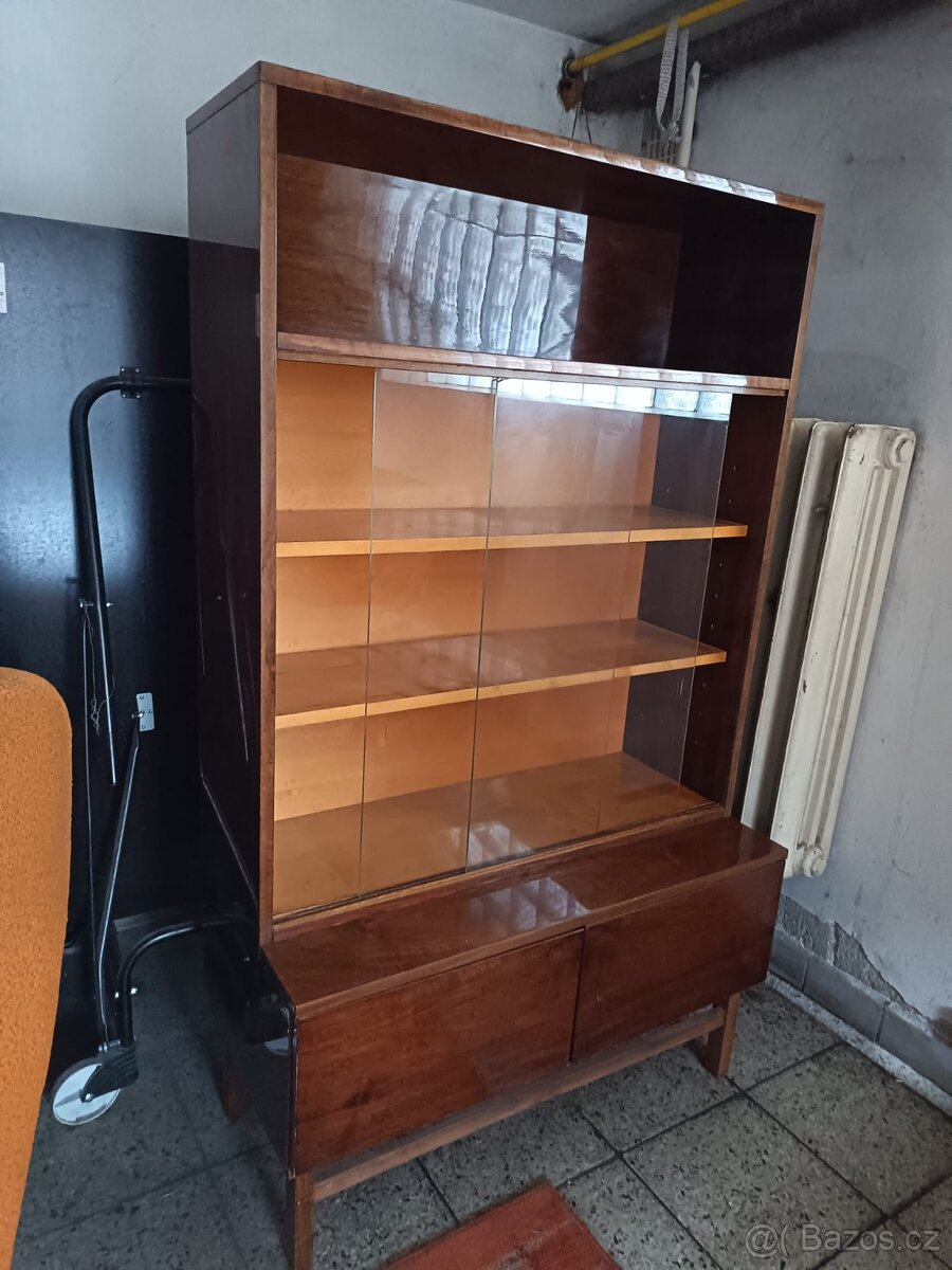 Prodám retro dřevěnou vitrínu