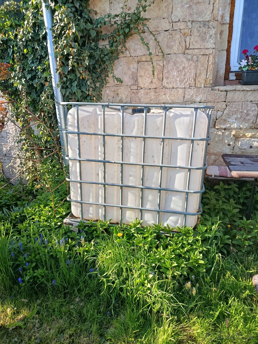 Prasklá nadrž 1000l