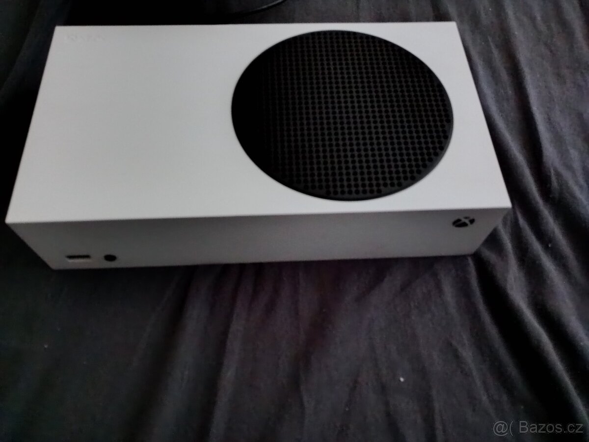 Xbox series S s příslušenstvím