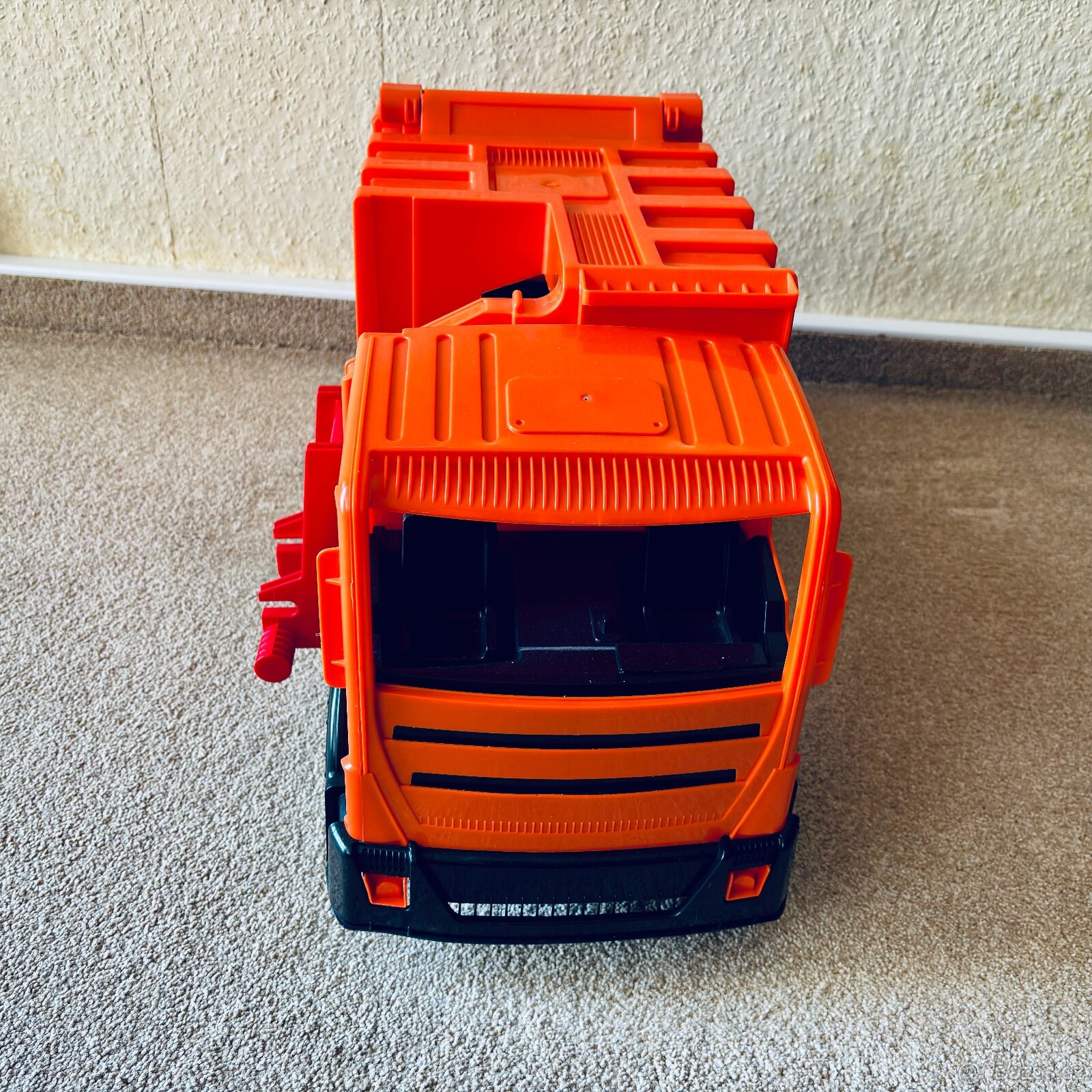 Oranžové popelářské auto se 4 popelnicemi